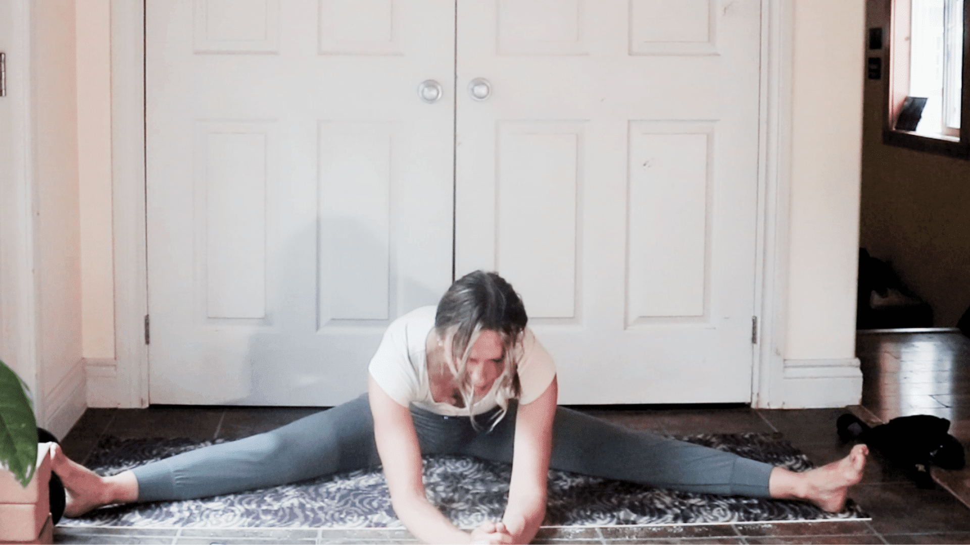 6 Most Effective Side Splits Stretches (Plus Follow Along Routine ...